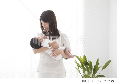 赤ちゃんを抱く女性 赤ちゃんを抱く女性 37493939
