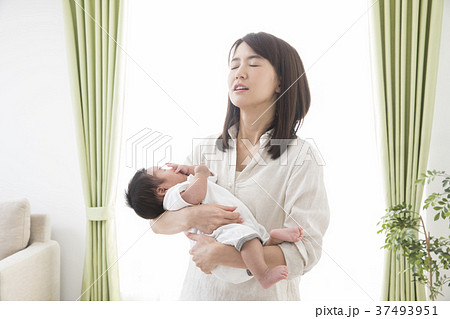 赤ちゃんを抱く女性 37493951