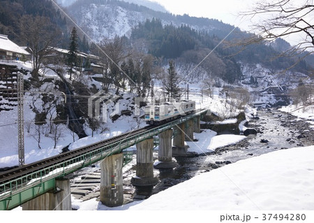 第二姫川橋梁と電車【北安曇郡小谷村】 37494280