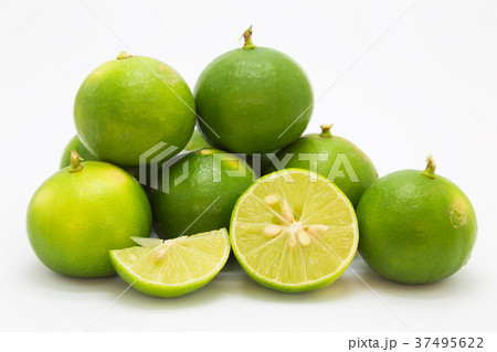 Slide fresh limes on white background 37495622