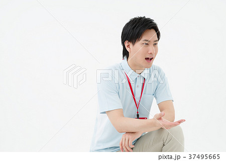 ポロシャツの男性職員 37495665