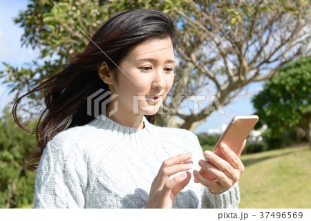 スマートフォンを持つ女性 37496569
