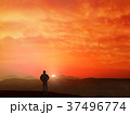 朝日を眺める登山者 37496774