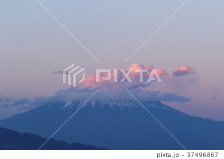 夕日に照らされる富士山 夕日に照らされる富士山 37496867