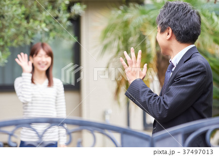 ビジネスマン 朝の通勤 37497013