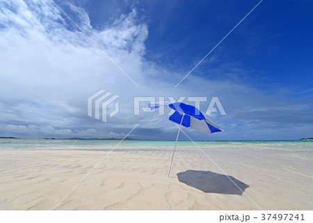 南国沖縄　パラソルのある風景 37497241