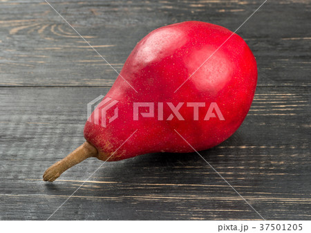 Ripe red pear 37501205
