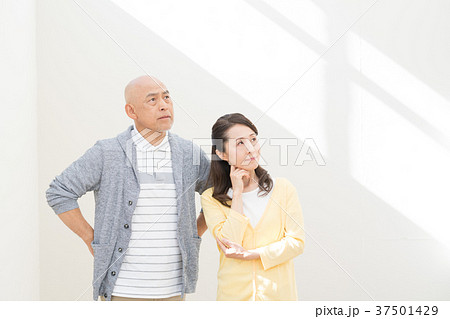 シニア夫婦、仲良し、悩む、考える シニア夫婦、仲良し、悩む、考える 37501429