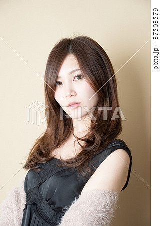 ファーを羽織った女性 37503579