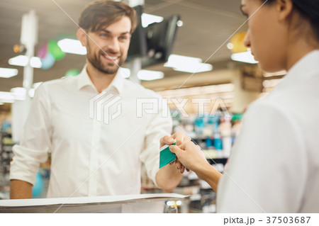Man buying food products in the supermarket 37503687
