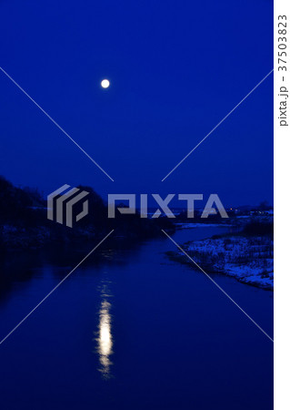 北海道厚沢部町の厚沢部川に月明かりが映りこんでいる夜明け前の風景を撮影 37503823
