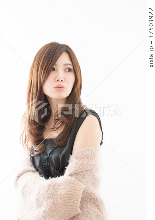 ファーを羽織る女性 ファーを羽織る女性 37503922