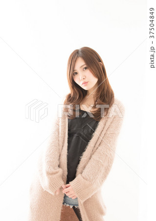 ファーを羽織った女性 37504849