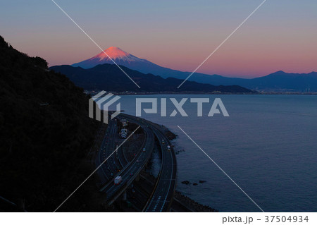 【富士山】さった峠からみる富士山の夕景 【富士山】さった峠からみる富士山の夕景 37504934