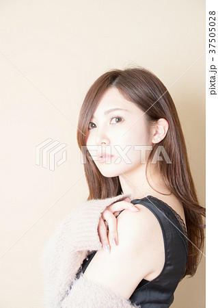 振り返る女性 37505028