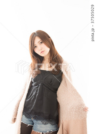 ファーを羽織る女性 37505029