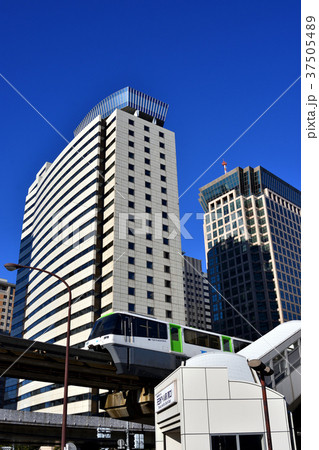 天王洲アイル駅を出発する東京モノレール 37505489