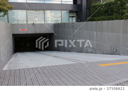 大阪ビジネスパークの地下駐車場（大阪東京海上日動ビル） 37506621