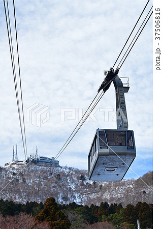 冬の北海道函館市函館山ロープウェイの風景を撮影 冬の北海道函館市函館山ロープウェイの風景を撮影 37506816