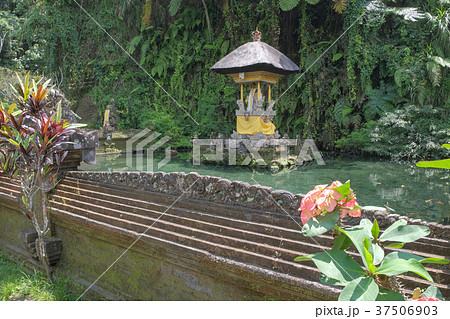 グヌン カウィ スバトゥ寺院の写真素材