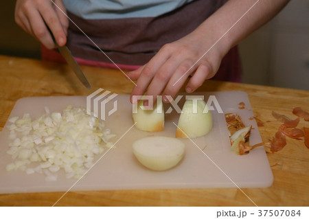cooking hands with knife cut onion on kitchen board  37507084