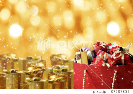 ギフトボックスとネオン背景 37507352