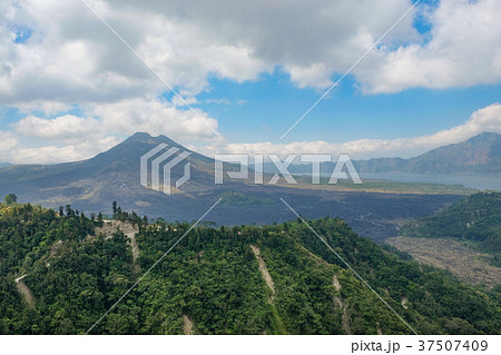 バリ島キンタマーニ高原のバトゥール山とバトゥール湖の写真素材