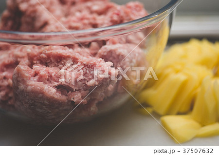 Sliced potato and meat stuffing for meatballs 37507632