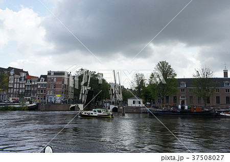 跳ね橋 マヘレの跳ね橋 アムステルダムの写真素材
