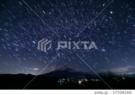 富士山に沈む冬の星座(山中湖・明神山) 富士山に沈む冬の星座(山中湖・明神山) 37508266