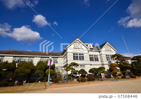 冬晴れの旧遷喬尋常小学校 37508446