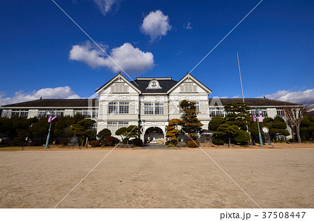 冬晴れの旧遷喬尋常小学校 37508447