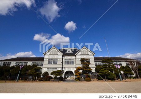 冬晴れの旧遷喬尋常小学校 37508449