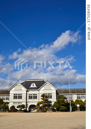 冬晴れの旧遷喬尋常小学校 37508456