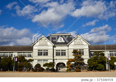 冬晴れの旧遷喬尋常小学校 冬晴れの旧遷喬尋常小学校 37508459