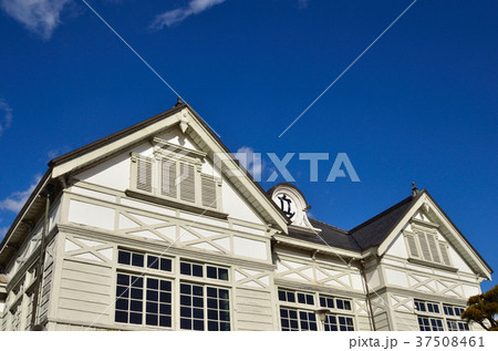 冬晴れの旧遷喬尋常小学校 37508461