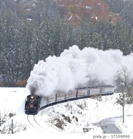 雪景色と紅葉の磐越西線SL 37509099