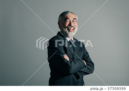 スーツを着たシニア男性 笑顔 スーツを着たシニア男性 笑顔 37509399