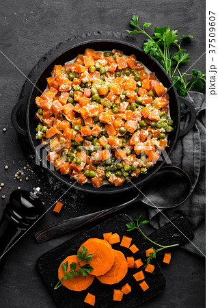 Carrot braised with fresh green peas 37509607