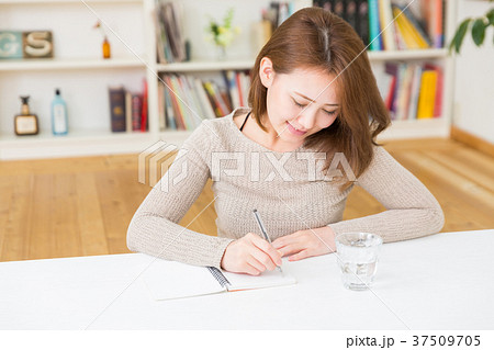 メモをする女性 メモをする女性 37509705