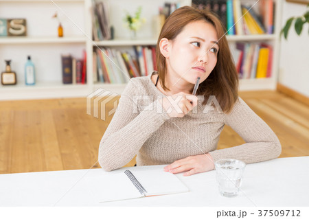 メモをする女性 考える メモをする女性 考える 37509712