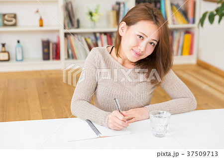 メモをする女性 メモをする女性 37509713