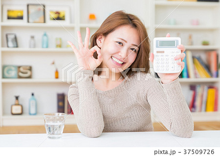 電卓を持つ女性 電卓を持つ女性 37509726