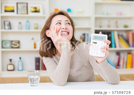 電卓を持つ女性 電卓を持つ女性 37509729