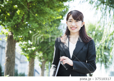 女性　スマホ　ビジネス　ビジネスウーマン 37510317
