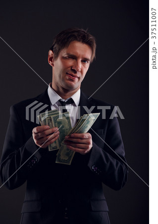 Photo of banker in suit counting dollars 37511007