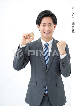 ビットコインを持つビジネスマン ビットコインを持つビジネスマン 37511888