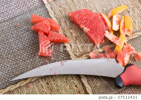 Sliced grapefruit closeup. 37512431