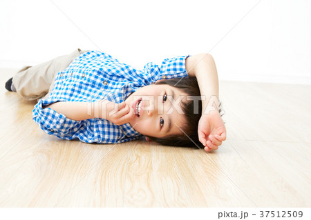 男の子　寝転ぶ 37512509