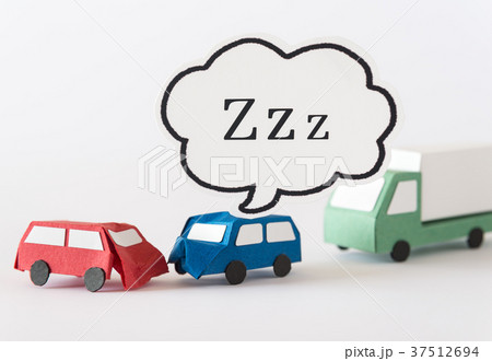 居眠り運転　交通事故　睡眠　居眠り　Zzz　吹き出し　睡眠不足 37512694